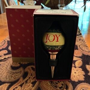 Ne’Qwa Art “Joy” Glass Holiday Wine Bottle Stopper in Box